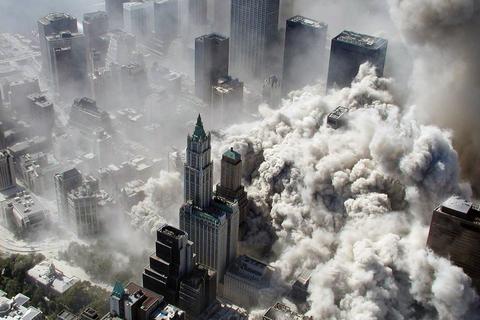 Der Tag, der alles änderte: Wolken aus Staub und Rauch über den eingestürzten Türmen des World Trade Centers nach dem Terroranschlag vom 11. September 2001 in New York. Archivfoto: dpa