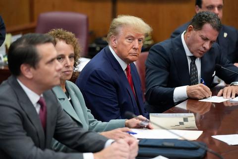 Donald Trump sitzt im Gerichtssaal in Erwartung der Anklageschrift.