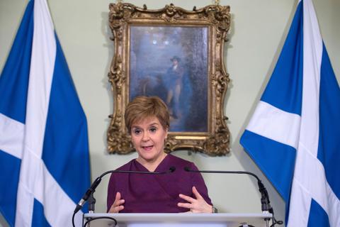 ARCHIV - 19.12.2019, Großbritannien, Edinburgh: Nicola Sturgeon, Ministerpräsidentin von Schottland, spricht im Bute House über ihre Forderung nach einem zweiten Referendum über die Unabhängigkeit von Schottland. Der Supreme Court, vor dem die schottische Regierung sich das Recht auf eine weitere Abstimmung erkämpfen wollte, lehnte ihr Ansinnen ab. Foto: Neil Hanna/PA Wire/dpa +++ dpa-Bildfunk +++