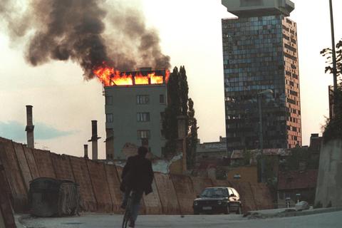 Das Bild erinnert an die momentane Situation in der Ukraine: Sarajevo 1995. Serbische Kämpfer belagerten die Stadt vom 6. April 1992 an für fast vier Jahre und beschossen mit schweren Mörsern und Panzern von den umliegenden Bergen aus das Stadtgebiet. Archivfoto: dpa