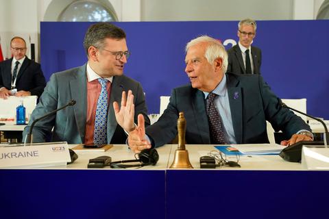Der EU-Außenbeauftragte Josep Borrell (r) und der ukrainische Außenminister Dmytro Kuleba beim Treffen der EU-Außenminister in Toledo.