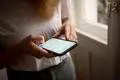 Ganz schön viel los im Hintergrund: Zahlreiche Apps fordern Berechtigungen an und greifen dabei auf sensible Funktionen wie Standort, Kamera oder Mikrofon zu.