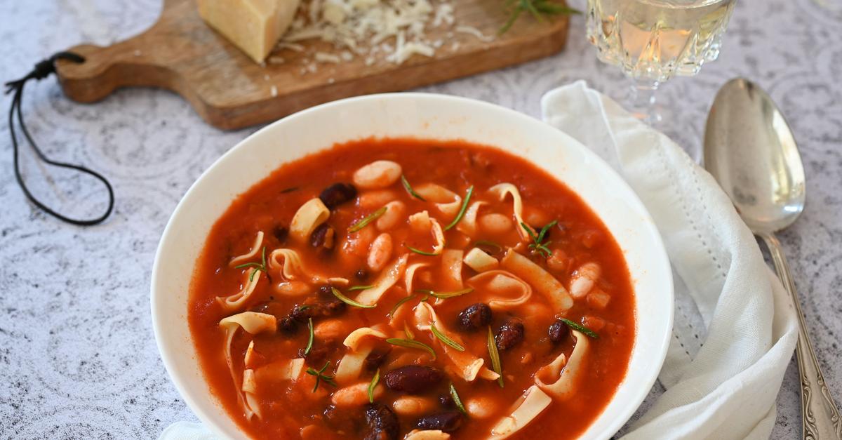 Kräftig und gehaltvoll: Tomatensuppe mit Bohnen und Pancetta