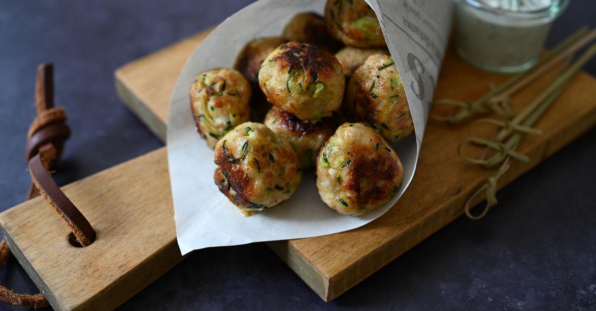 Zucchini-Hähnchen-Bällchen mit Feta-Joghurt-Dip