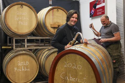 Neuer Wein in neuen Fässern: Lisa und Werner Edling bei der Arbeit am Jahrgang 2020. Foto: Guido Schiek