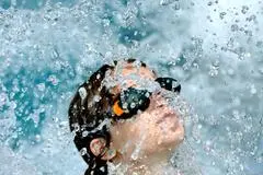Wie gut kann das Kind schwimmen? Kennt es die Gefahren? Diese Fragen helfen dabei, herauszufinden, ob das Kind fit für seinen ersten Freibadbesuch ohne Eltern ist.