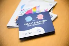 Beratung finden Eltern beispielsweise auch bei der Trans Beratung vom Queeren Netzwerk Niedersachsen.