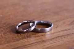 Gericht sieht Liebe im Vordergrund: Die Entscheidung zu dieser Eheschließung diente laut Gericht primär der Bestätigung ihrer gemeinsamen Liebe.