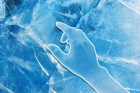 Mittels Kältetherapie können Schmerzen gelindert und Entzündungen reduziert werden. Aber gelingt das auch, indem man nur die Hände kühlt?