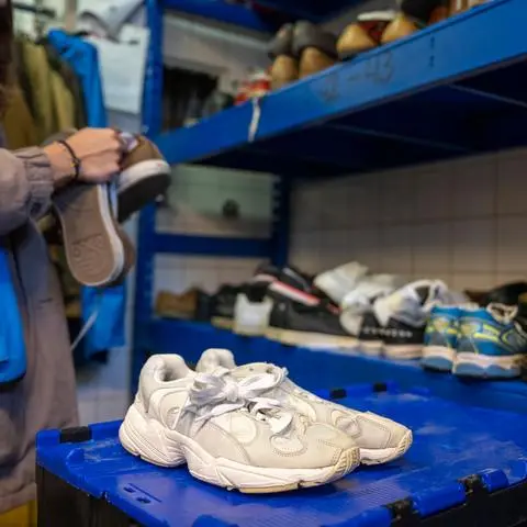 Gut erhaltene Kleidung und Schuhe gehören in den Sammelcontainer, stark verschmutzte oder verschlissene Teile dürfen in den Restmüll.