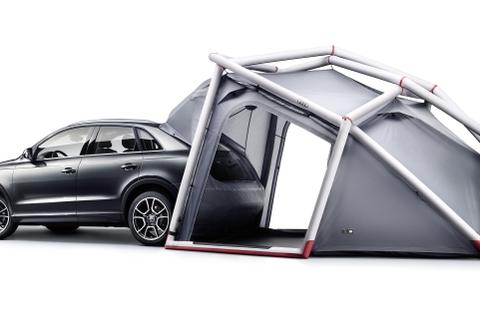 Ein ganz besonderes Zubehörteil gibt es für den Audi Q3: Ein Zelt, das in vier Minuten aufgebaut und in weiteren vier Minuten angedockt ist. Foto: Audi