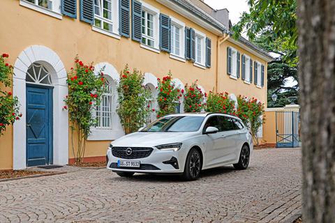 Auffällige optische Neuerung beim Insignia ist der breitere chromumrandete Kühlergrill und der größere mittige Opel-Blitz. Foto: Opel