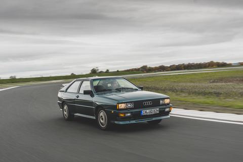 Mit dem Ur-Quattro, den Audi 1980 präsentierte, wurde „quattro“ zum Synonym für Sicherheit und Sportlichkeit auf vier Rädern. Heute ein echtes Kult-Auto mit vier Ringen. Fotos: Audi