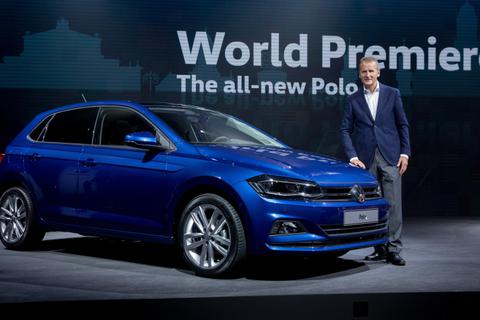 Herbert Diess, Vorsitzender des Markenvorstands von Volkswagen-PKW, präsentiert in Berlin bei der Weltpremiere den neuen VW Polo. Foto: dpa