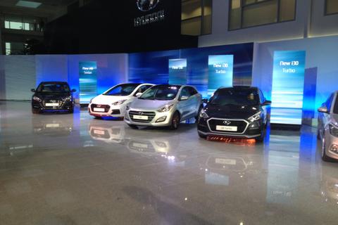 Fast wie bei einer großen Automesse präsentierte Hyundai in seiner Europazentrale einige der wichtigsten Neuheiten des kommenden Jahres, allen voran i30 und i40. Foto: Chowanetz