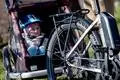 Kinder sollten erst ab einem Alter von über einem Jahr in einem Fahrradanhänger transportiert werden.