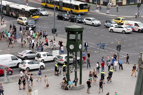 Für die Lichtzeichen dieser historischen Ampel am Potsdamer Platz interessieren sich weder Fußgänger noch Rad- oder Autofahrer. Foto: dpa