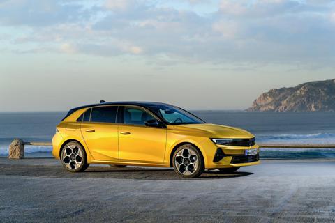 Im Vergleich zu seinen Vorgängern kommt der neue Opel Astra markanter daher. Der neue Plug-in-Hybrid bietet Kunden auf Wunsch bis zu 60 Kilometer Fahrt mit Batteriebetrieb. Ein vollelektrischer Astra soll 2023 folgen. Foto: Opel/Thorsten Weigl