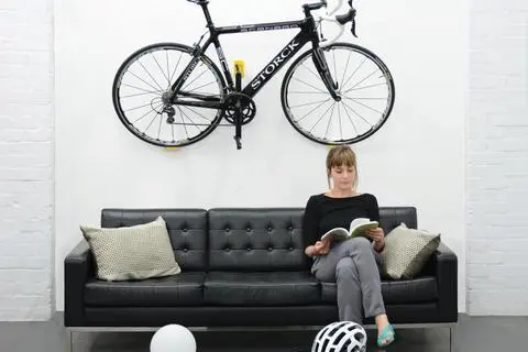 Fahrrad hängt in einer Wohnung an der Wand