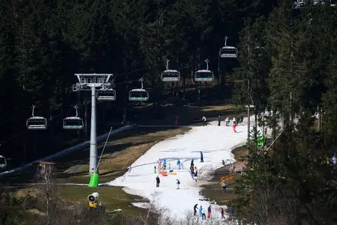Kaum Schnee am Skihang in Winterberg