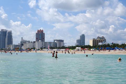 Florida (hier der Strand von Miami) ist bei deutschen Urlaubern ein beliebtes Winterreiseziel. © Andrea Warnecke/dpa-tmn