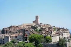St. Paul de Vence im Hinterland des Mittelmeers hat sein Stadtbild über Jahrhunderte bewahrt.