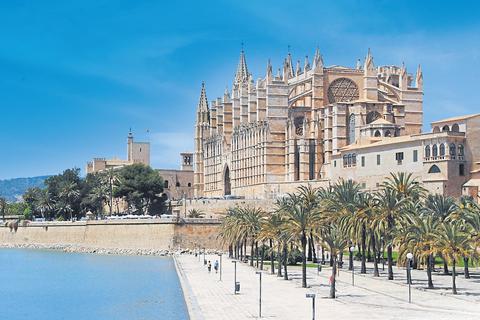 Die Kathedrale La Seu ist der imposante Blickfang in Palma de Mallorca. Foto: Carsten Heinke