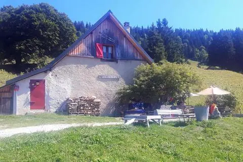 Das Refuge Feneys ist eine kleine, bewirtete Hütte mit Übernachtungsmöglichkeit. Foto: Heidi Siefert