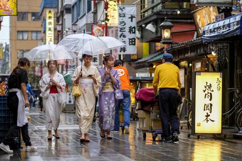 Typisches Fotomotiv in Tokio: Frauen schlendern in Kimonos durch die Straßen. Oft sind es allerdings Touristinnen, die so traditionell gekleidet unterwegs sind. Kimonos kann man sich zu diesem Zweck auch ausleihen. 