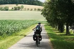 Mit dem Fahrrad radelte unsere Autorin über weite Felder an Kocher und Jagst entlang.