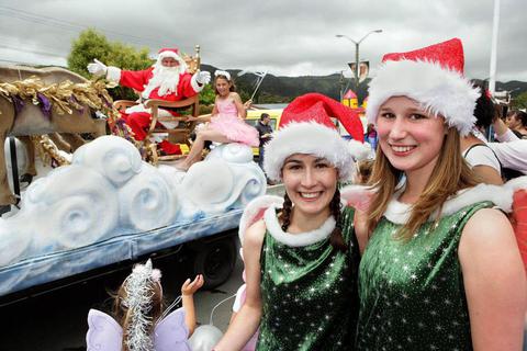 Ärmelloses Kleid und Weihnachtsmütze: Weihnachtsparade in Stokes Valley, Neuseeland.Foto: Jens Schulze  Foto: Jens Schulze