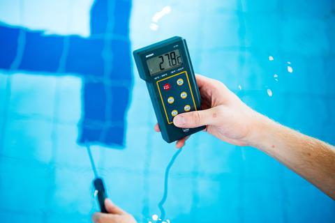 Wegen der Energiekrise senken zahlreiche Schwimmbäder die Wassertemperaturen. © Sina Schuldt/dpa