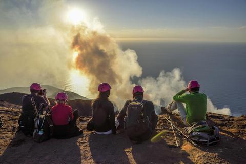 Touristen am Kraterrand  des Stratovulkans  Stromboli, Äolische Inseln. Foto: Fabian v. Poser