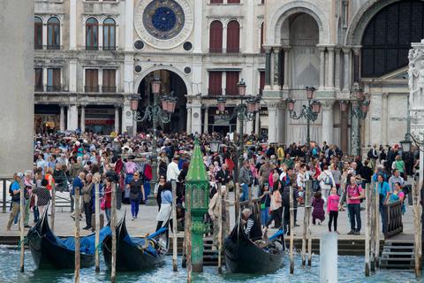 Touristenmassen auf dem Markusplatz in Venedig. Foto: Andrea Warnecke/dpa-tmn