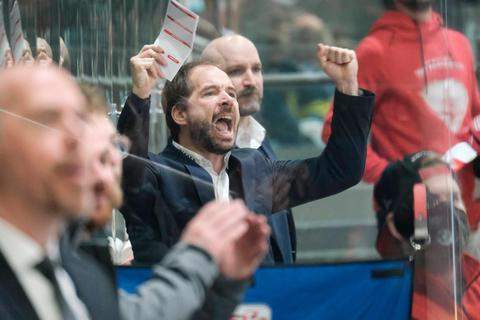 Mal schauen, wie oft sich Trainer Harry Lange über Erfolge seines EC Bad Nauheim in der kommenden Saison freut. Foto: imago 