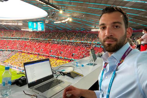 Beim Fototermin ausnahmsweise ohne Mund-Nasen-Schutz: Patrick Berger sitzt in seinem aktuellen Arbeitszimmer, dem EM-Stadion in München.  Foto: sport 1  