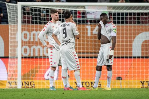 Analyse nach Abpfiff: Anton Stach (links), Karim Onisiwo und 05-Kapitän Moussa Niakhaté (rechts) wissen, dass für sie in Augsburg mehr drin gewesen ist als eine 1:2-Niederlage. Foto: dpa