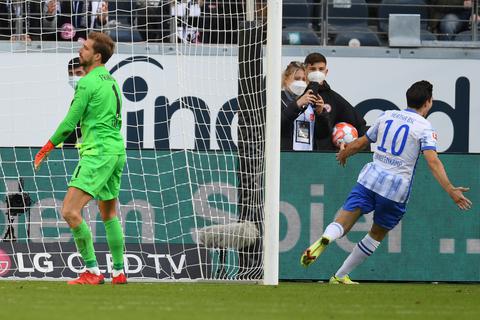 Herthas Jurgen Ekkelenkamp (r) jubelt nach seinem Tor zum 2:0 gegen Frankfurts Torwart Kevin Trapp.  Foto: Arne Dedert/dpa