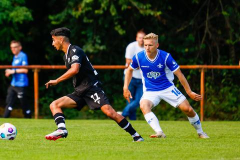 Lilien-Neuzugang Andreas Müller (rechts), hier beim Testspiel des SV Darmstadt 98 gegen den SV Sandhausen (0:0) im Juli, hat es in den ersten beiden Bundesliga-Partien dieser Saison noch nicht in den Kader geschafft.