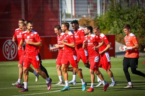 Los geht's: Die Spieler von Mainz 05 laufen sich warm für die neue Saison. Foto: Lukas Görlach
