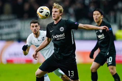 Martin Hinteregger soll gegen den VfL Wolfsburg für Stabilität in der Defensive sorgen. Archivfoto: dpa