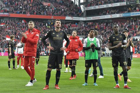 Enttäuschte Mainzer verabschieden sich von den mitgereisten 05-Fans. Foto: Jan Hübner/Blatterspiel
