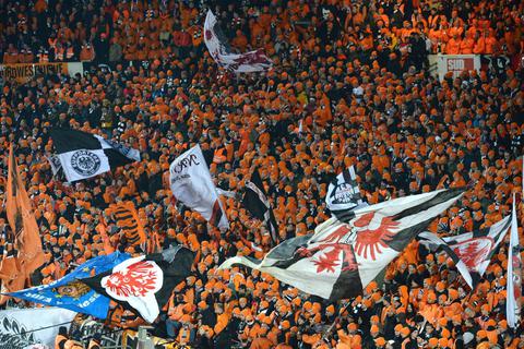 Zum Auswärtsspiel nach Bordeaux fuhren 12.000 Eintracht-Fans in orangefarbener Kleidung.  Archivfoto: dpa