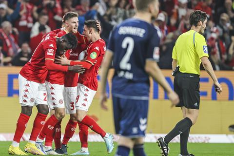 Bewarb sich mit einem guten Auftritt und einem Tor gegen Köln für die WM: 05-Mittelfeldmann Anton Stach (Mitte). 