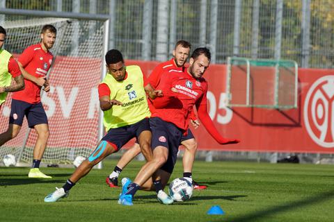 Neue Woche, hohe Intensität: Phillipp Mwene (gelbes Shirt) lässt Levin Öztunali nicht einfach so vorbeikommen. Foto: Mainz 05