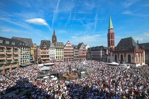Über 140.000 Menschen feierten in Frankfurt zusammen mit der Eintracht den Europapokalsieg.  Foto: dpa