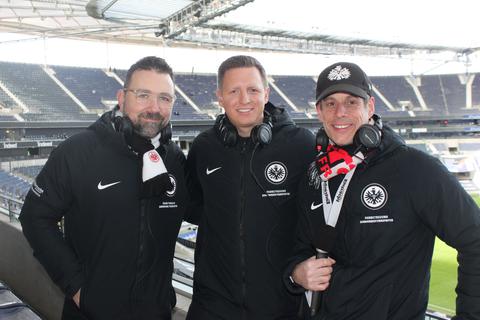 Für sehbehinderte Eintracht-Fans sind sie immer auf Ballhöhe: Jens Romeiser, Jens Henrich und Michael Kenneweg (v.l.n.r.). Foto: Nadine Peter