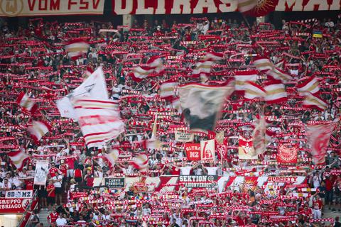 Blick in die Fankurve beim Spiel Mainz 05 gegen Union Berlin.  Foto: Lukas Görlach