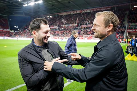 "Schön, dass Du da bist": Herzlich begrüßen sich die Trainer Sandro Schwarz (links) und Bo Svensson.  Foto: Sascha Kopp 