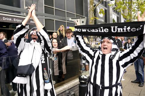 Ansichtssache - und auch vom saudischen Konsortium nicht so gern gesehen: Begeisterte Newcastle-United-Fans feiern im Oktober 2021 mit arabischen Kostümen. Foto: dpa